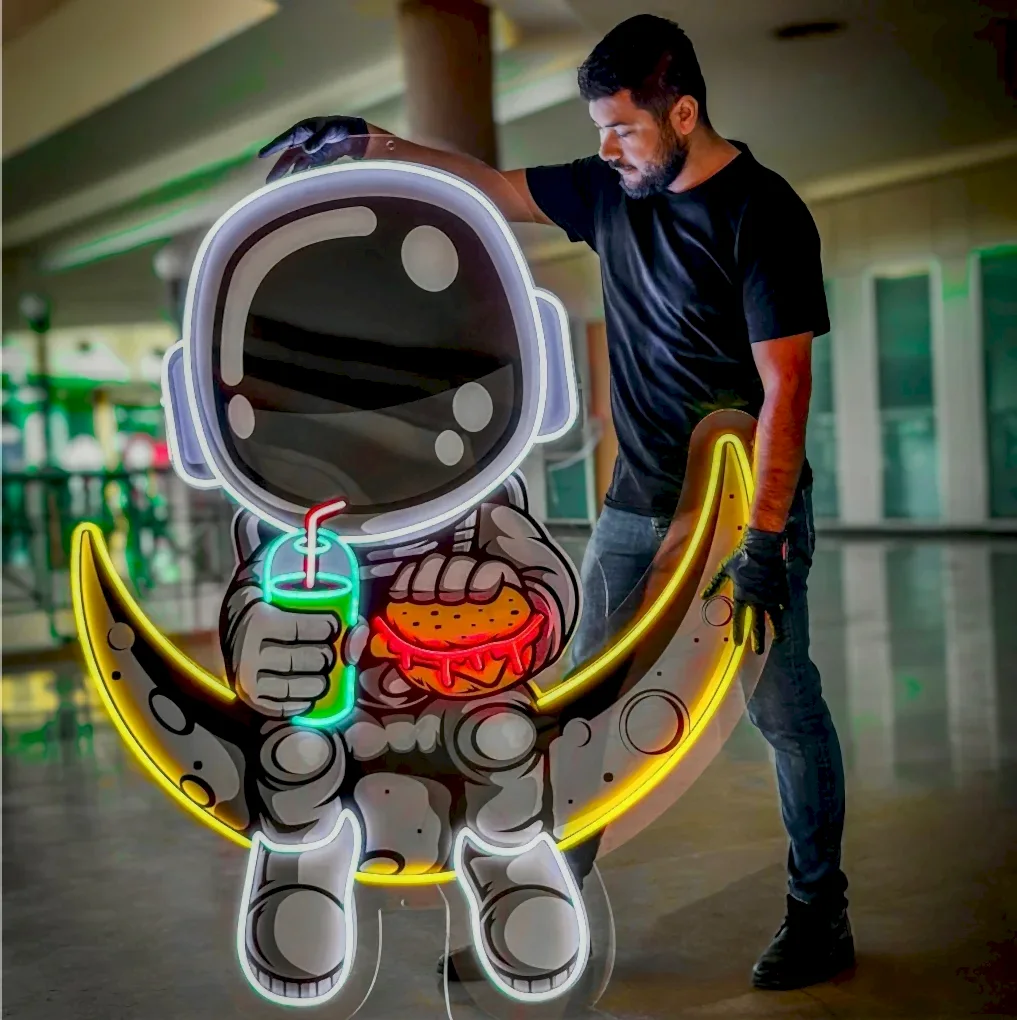 Astronot figürlü, renkli detaylara sahip dekoratif neon LED tabela