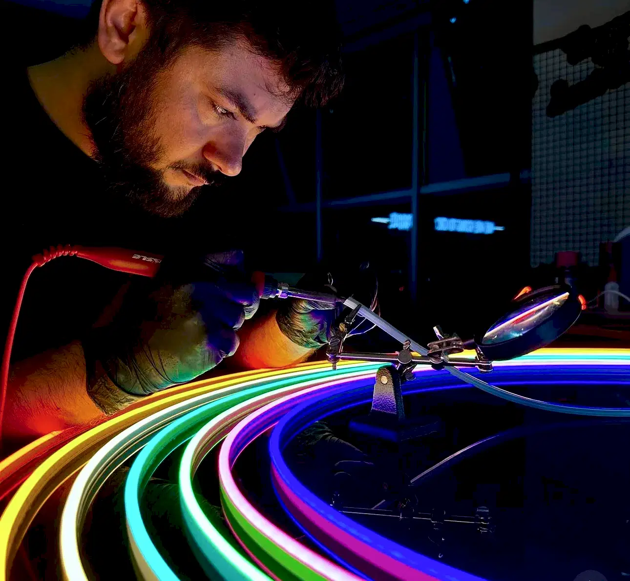 Neon LED tabela üretimi yapılan atölyede, renkli neon LED montaj süreci